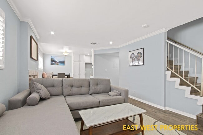 Building Photo - 1430 S Point View St