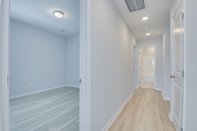 Building Photo - Like New Home - 4 Bed 3 Bath