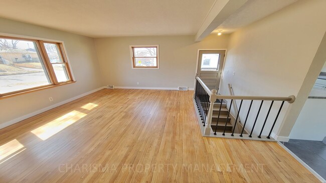 Building Photo - Newly Updated 2 Bedroom, 1.5 Bath House, C...