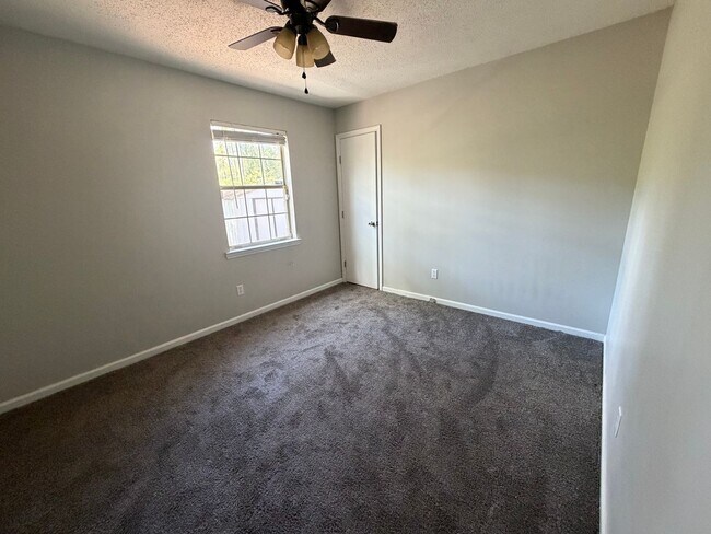 Building Photo - 812 Ridgewood Way