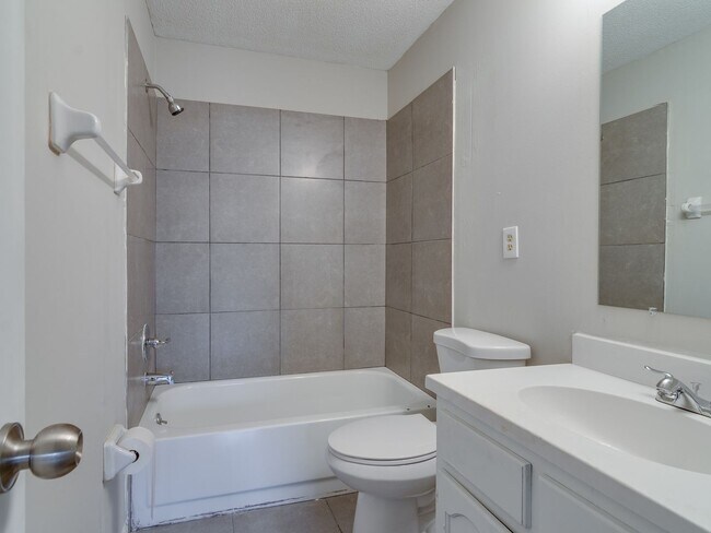 Building Photo - Spacious 3 bedroom/2 bath home available for rent!