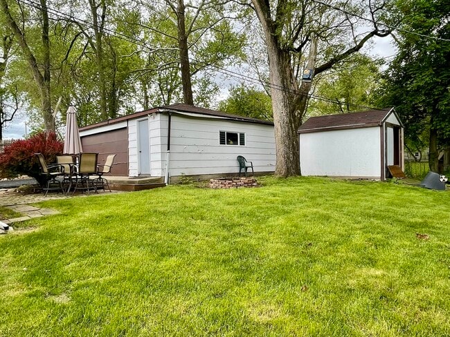 Building Photo - 36936 N Helen Dr