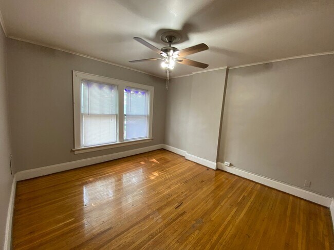 Building Photo - 2329 Indianola Ave