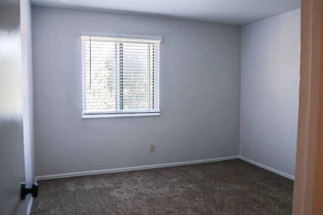 Building Photo - 3 Bedroom Rockrimmon Condo, NO DEPOSIT AND...