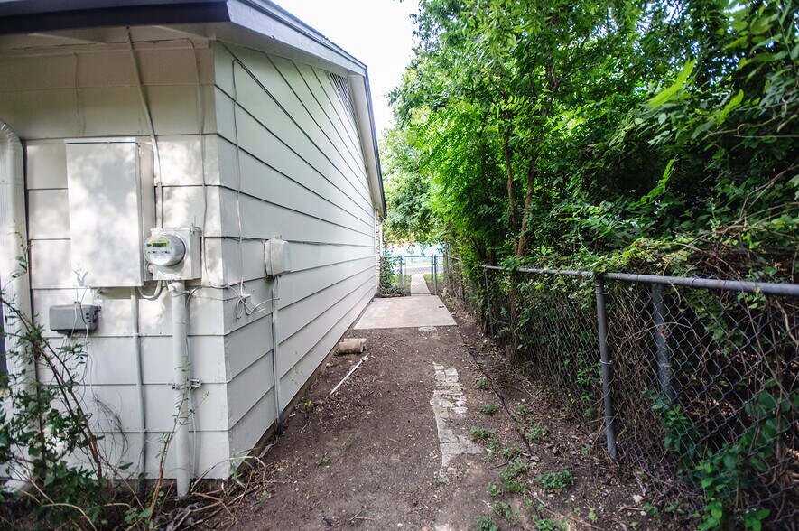 Building Photo - 6208 Glen Meadow Dr