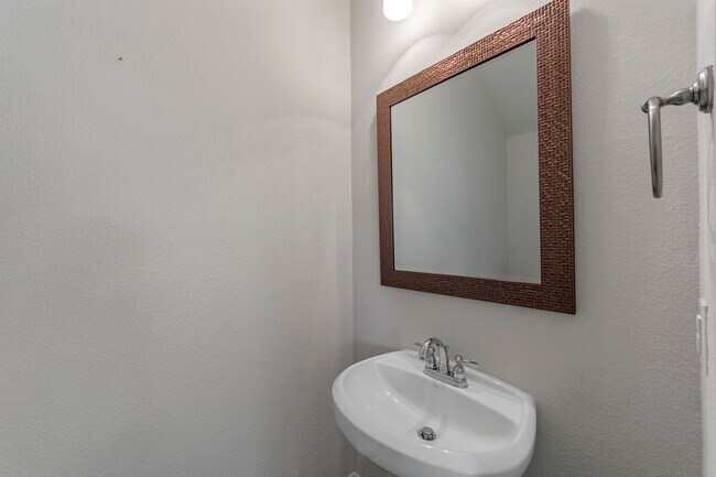 Building Photo - Luxury Townhouse