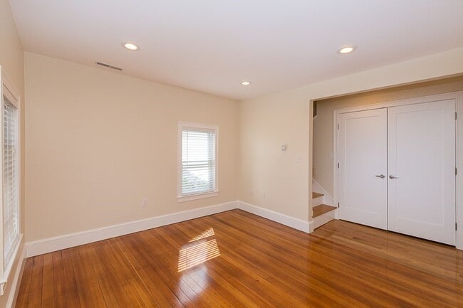 Building Photo - 9-11 Rock Valley Ave