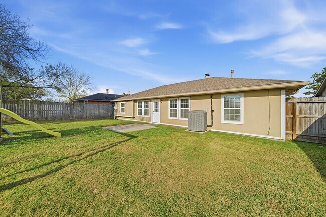 Building Photo - 2805 Pickett Dr