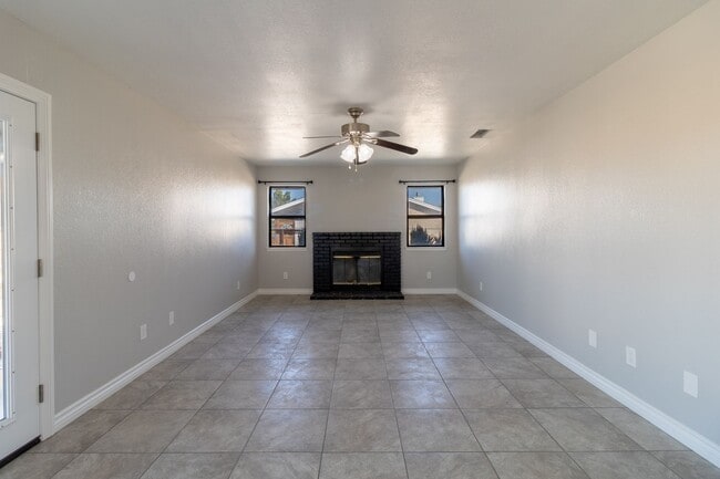 Building Photo - Beautiful 3/2 Apple Valley Home