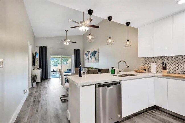 Building Photo - 2413 SW 58th Manor