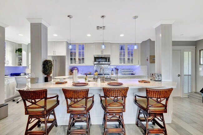 Building Photo - 16910 W Bay Dr