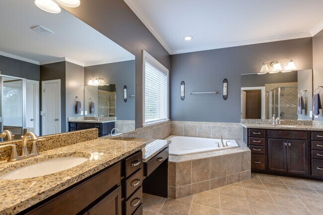 Building Photo - 5 Bedroom Home with Theater Room & 3-Car Garage in Franklin