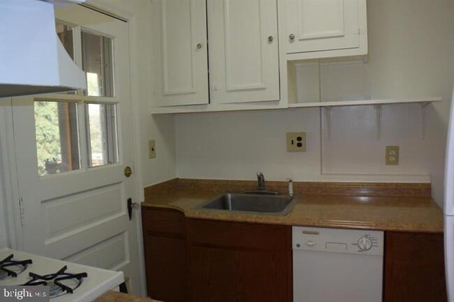 Building Photo - 524 E Luray Ave