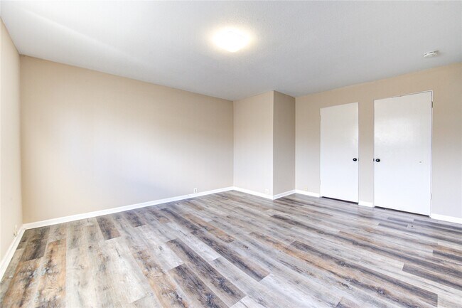 Building Photo - 2101 Fountain View Dr