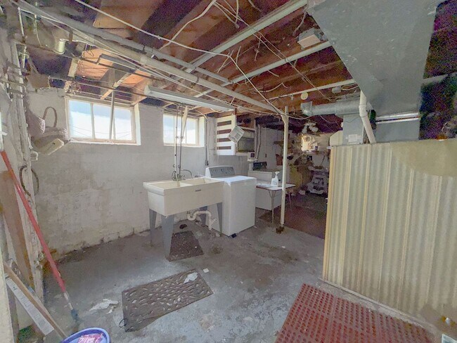 Building Photo - 9392 Woodside St