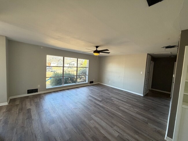 Building Photo - Large 3/2/2