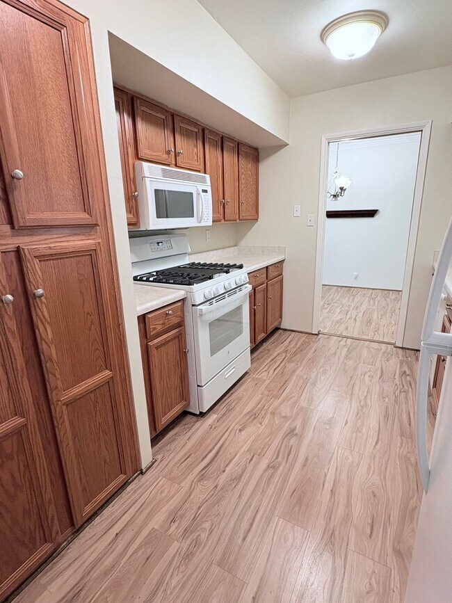 Building Photo - Lovely 2 Bedroom and 2 Bathroom Condo w/ Den! Lots of Space! *SPECIAL OFFER 2 Weeks Free Rent*