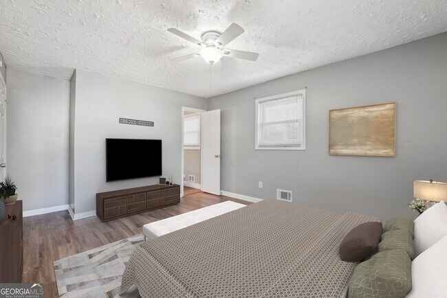 Building Photo - 2419 Greenway Dr