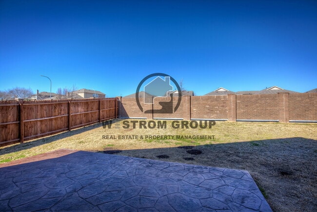 Building Photo - 404 Falling Star Dr