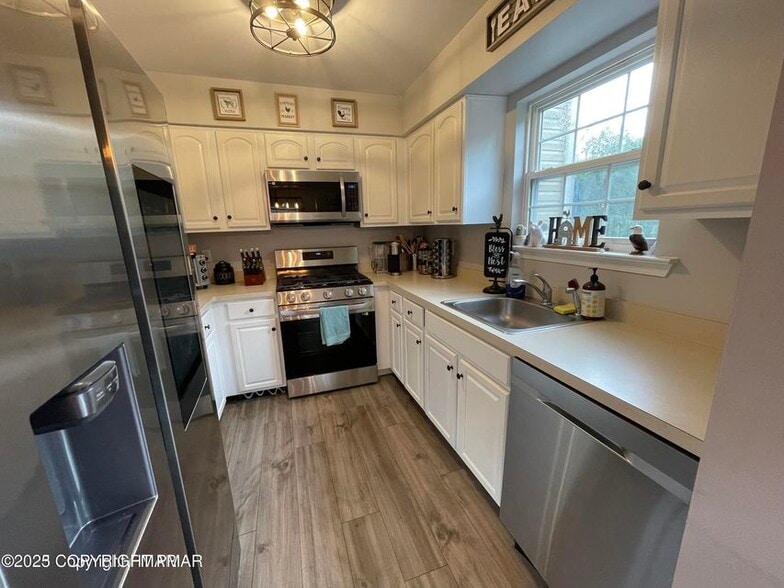 Building Photo - 51 Lower Ridge View Cir