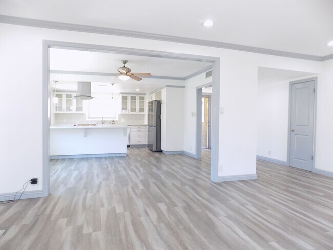 Building Photo - Ranch Style 1 Level, 3Bed/2Bath, Miraleste Pines, Custom Touches Everywhere