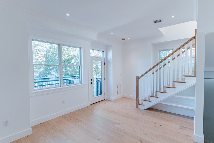 Building Photo - 5 Thurston St