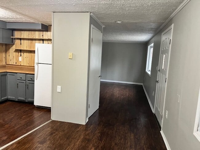 Building Photo - Adorable 3 Bedroom Home
