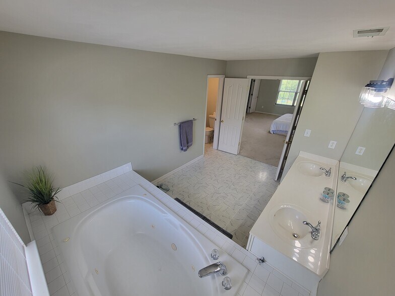 Primary's Bathroom - 2257 Averill Dr