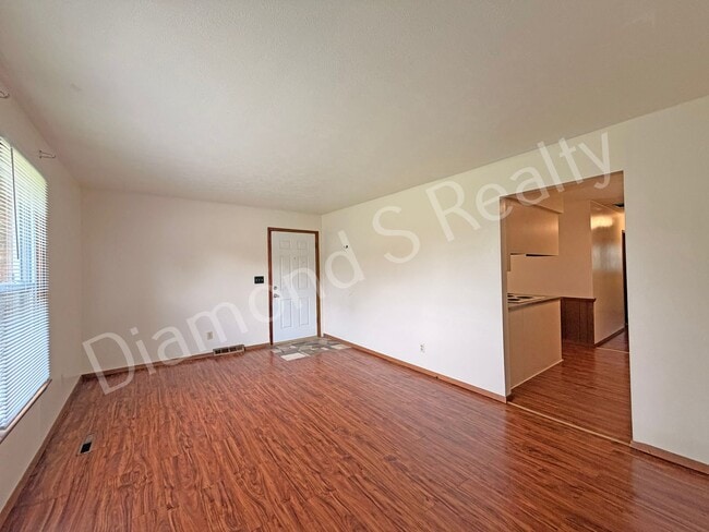 Building Photo - 2 Bedroom Duplex Available Now!  Great Location!