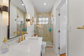 Building Photo - 6331 SW 18th St