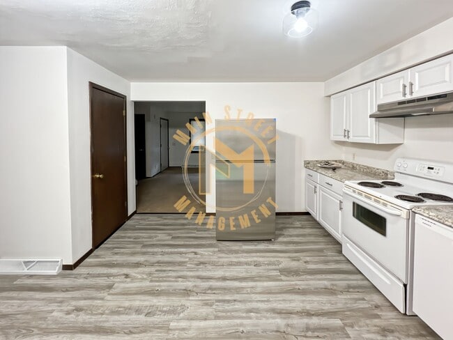 Building Photo - 2 Bed 1.5 Bath Duplex