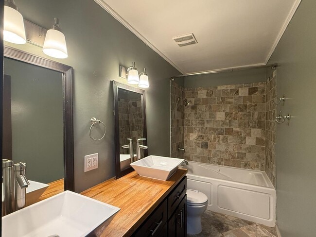 Building Photo - 5902 W Franklin St