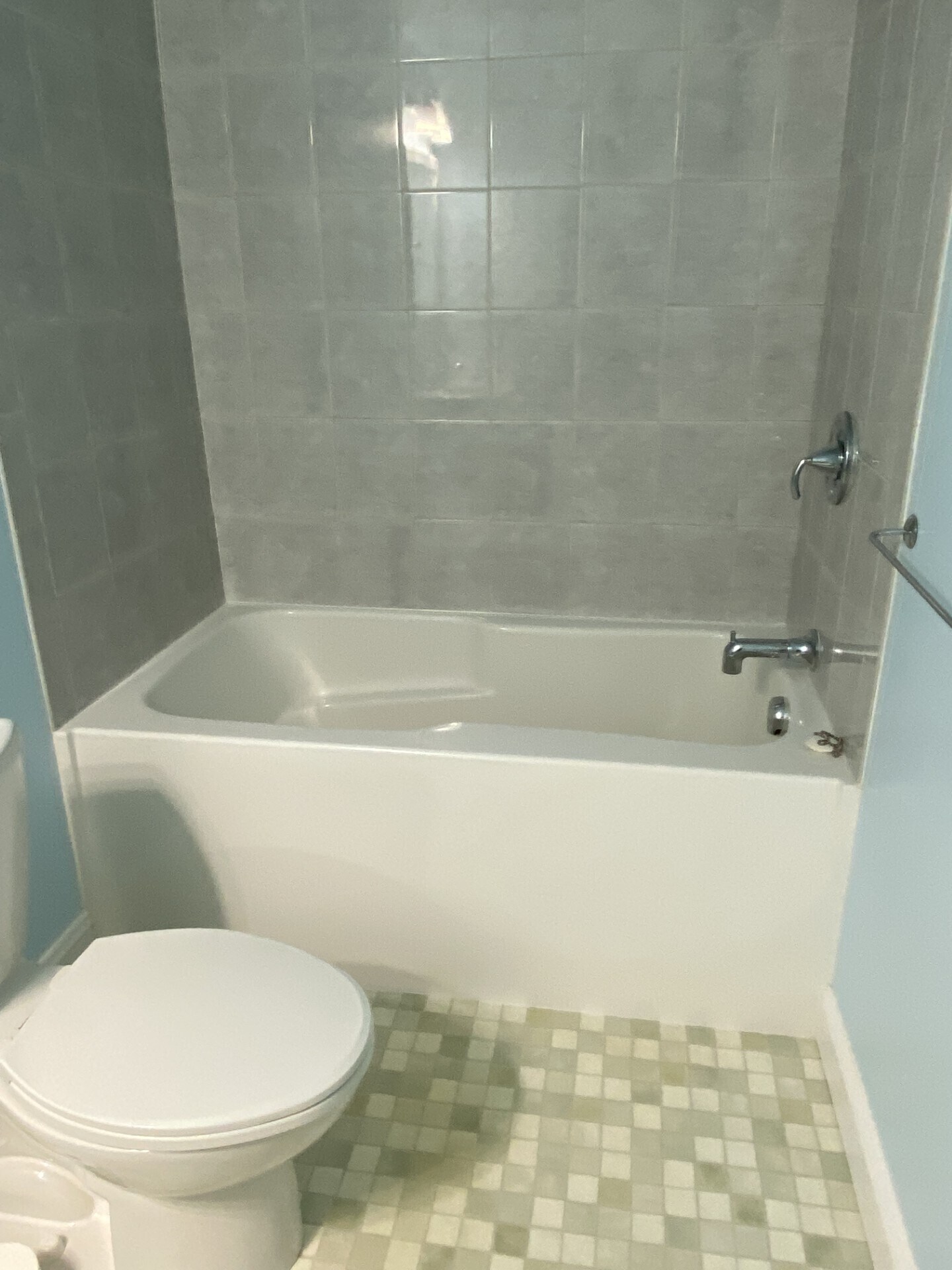 Soaking tub - 163 Rivers Edge Dr