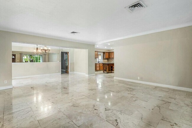 Building Photo - 121 NE Spanish Ct