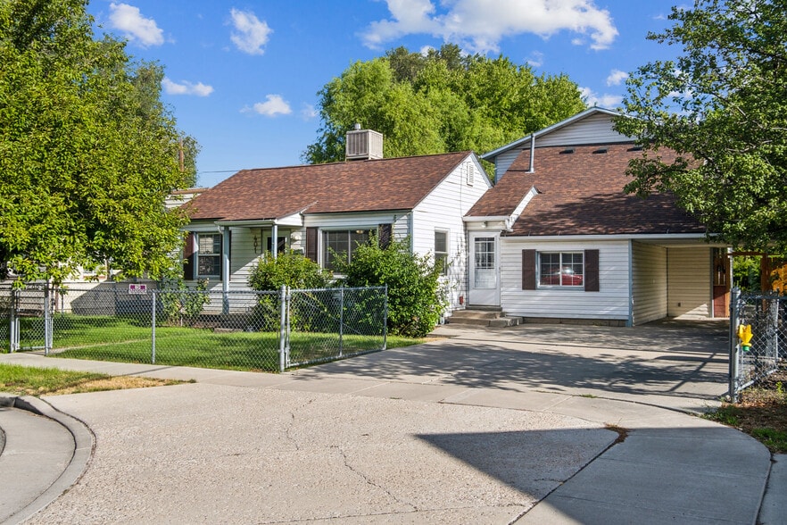 UntiA - 401 E Maxwell Ln