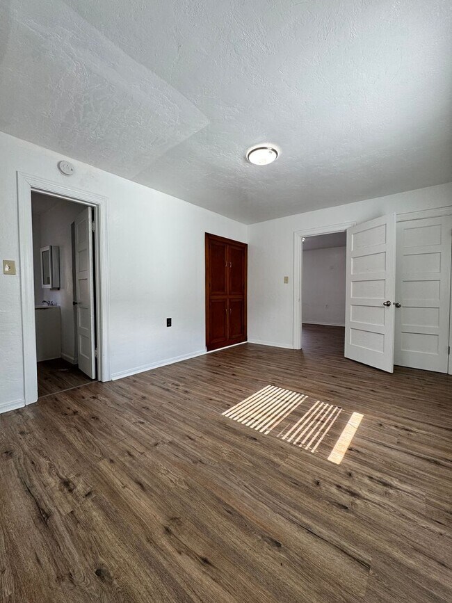Building Photo - Beautifully updated 1 Bed / 1 Bath Duplex