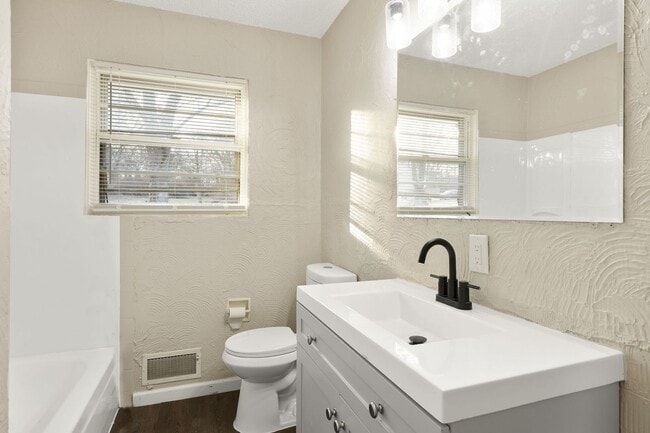 Building Photo - 3 Bed | 1.5 Bath — Comfortable Living in a Great Location