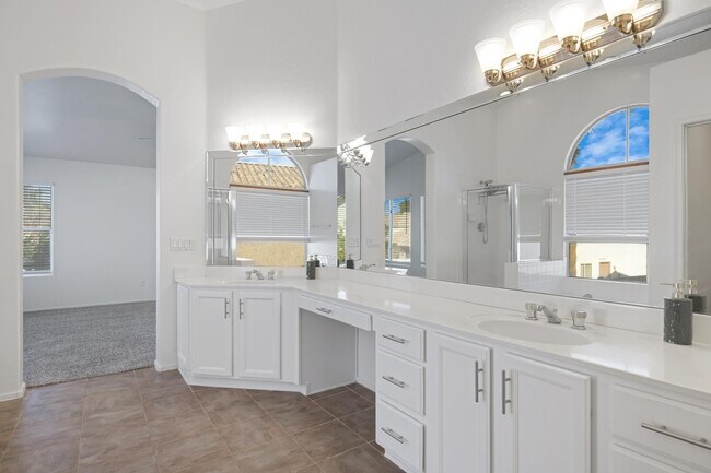 Building Photo - 1248 E Briarwood Terrace