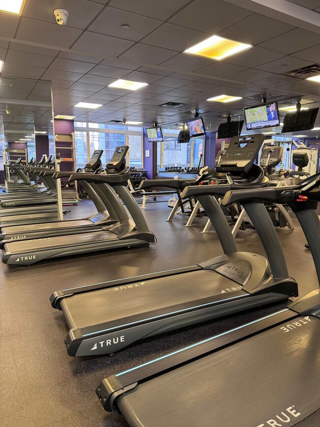 Building Photo - 350 W 43rd St