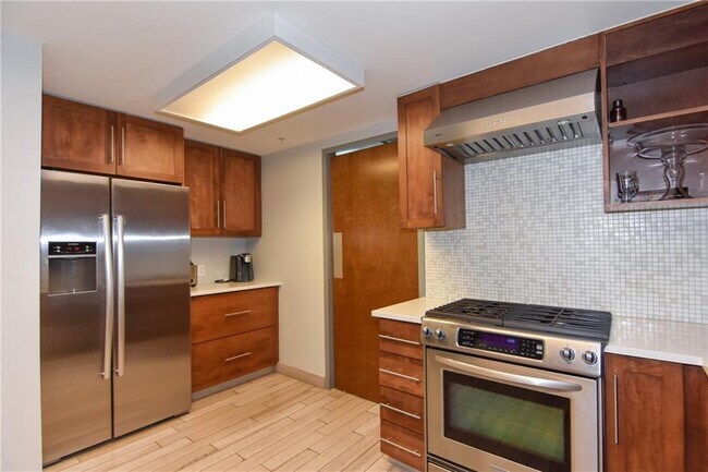 Building Photo - 300 Bowie St