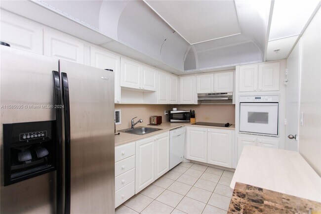 Building Photo - 4001 South Ocean Drive Apt #3L, Hollywood,...