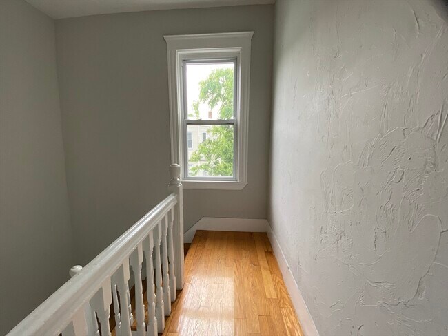 Building Photo - 13 Hendry St