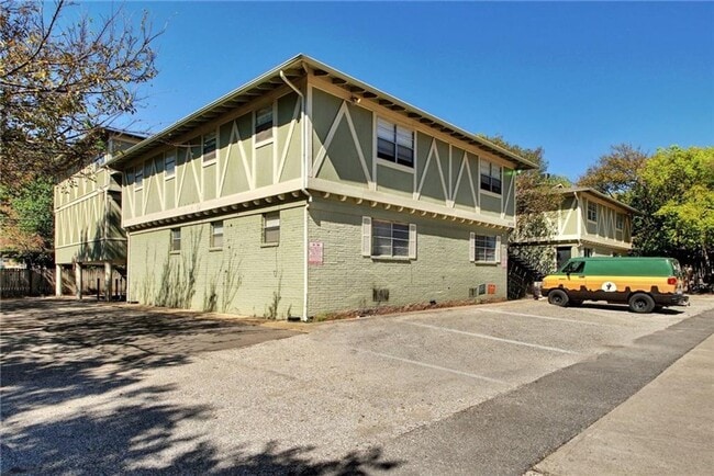 Building Photo - Large 1 bedroom in Hyde Park! Reserved par...