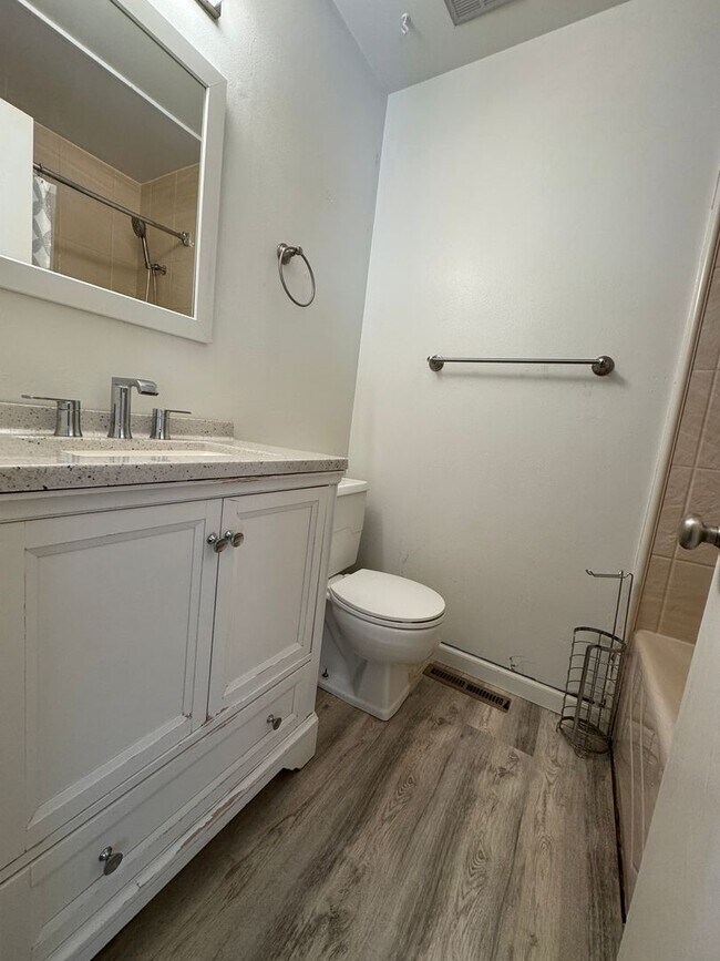 Building Photo - Great Tri-level home-Half of November Free!