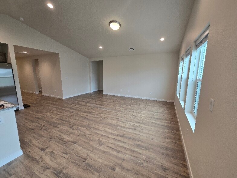 Building Photo - 323 Omphale St W