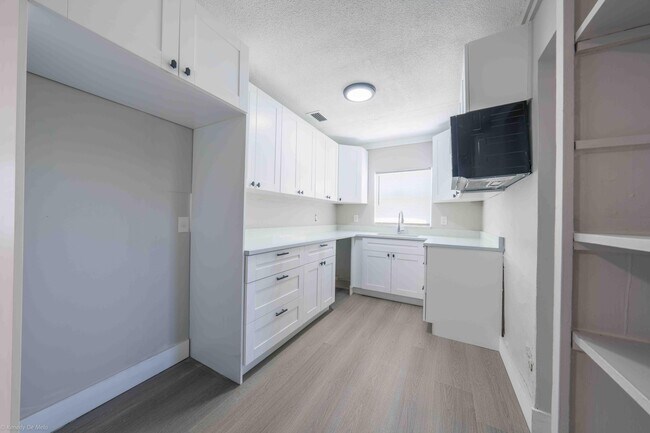 Building Photo - 510 SW 13th Pl