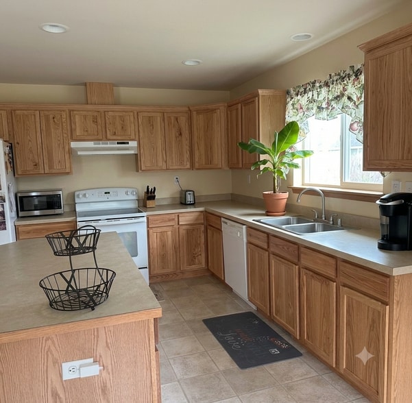 Building Photo - 1199 NW Redwing Dr