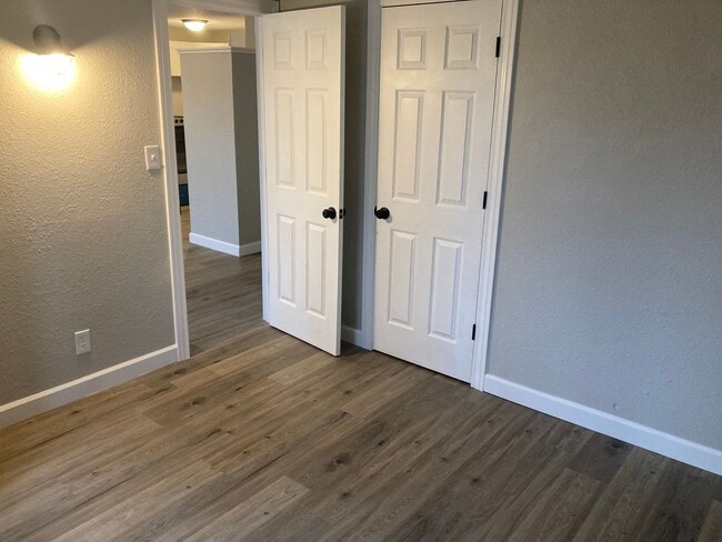 Building Photo - 2 Bedroom, 1 bathroom First Floor Apartment!