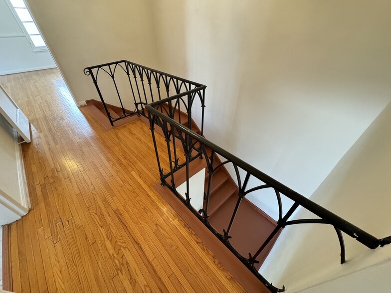 Building Photo - 422 S Detroit St