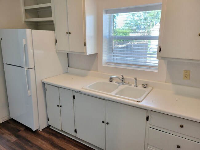 Building Photo - LARGE HOME WITH FENCED YARD NEAR LOCKWOOD ELEMENTARY SCHOOL